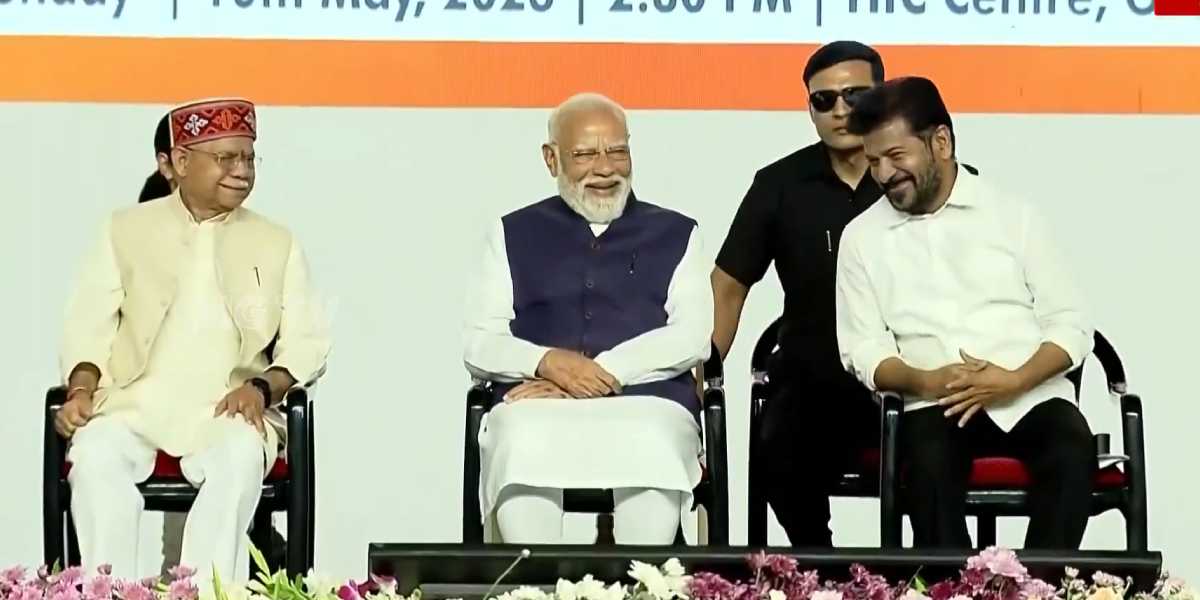 Prime Minister Narendra Modi is flanked by Governor Shiv Pratap Shukla (L) and Chief Minister A Revanth Reddy.