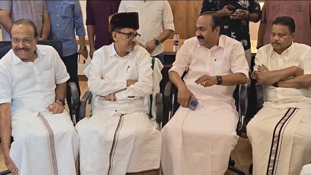 VD Satheesan holding talks with IUML State president Syed Shihab Thangal, national general secretary PK Kunhalikutty and others on Saturday.