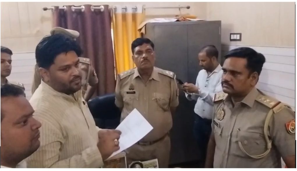 Indian Youth Congress leader Sharad Shukla submitting his complaint at Ram Janmbhoomi police station.(By arrangement)