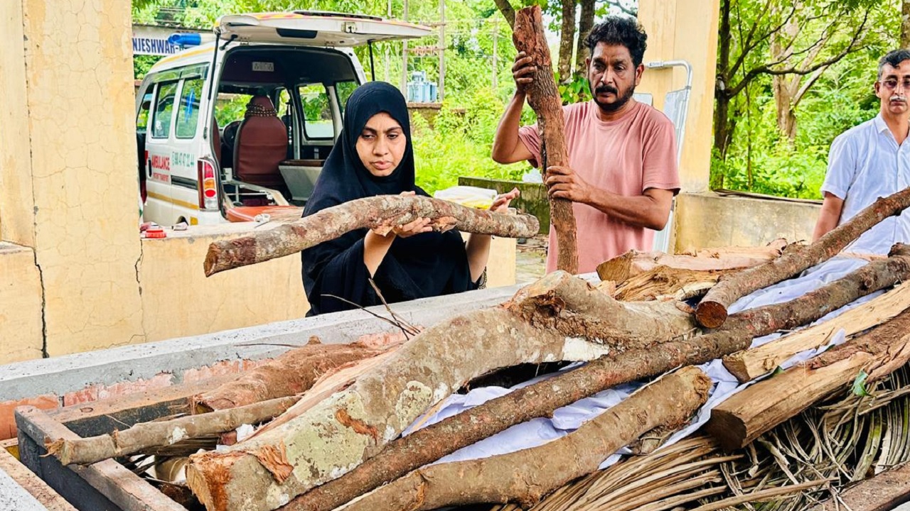 In Kerala, a Muslim woman gave a former RSS worker a dignified farewell. Then came the politics