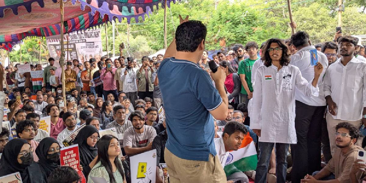CJP Spokesperson Vijeta Dahiya and Activist Ruchit Kamal addressing the protesters. Credit: South First/Sreshta Ladegaam