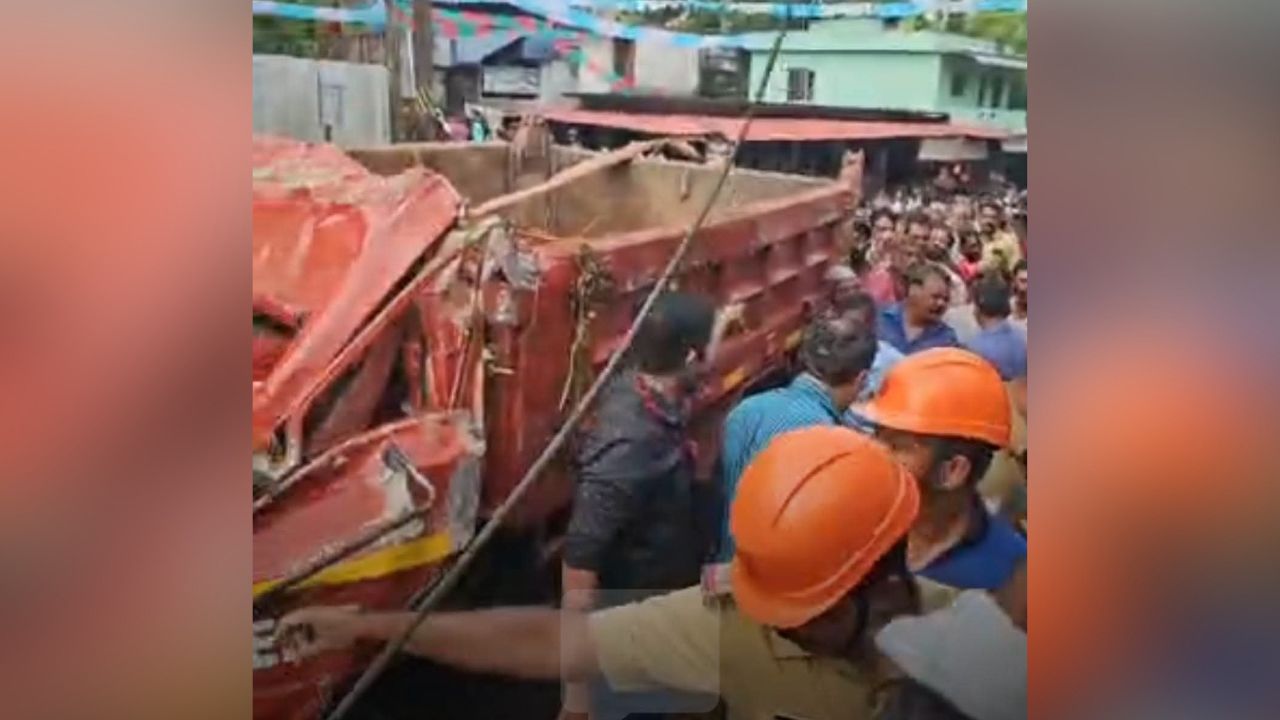 Preliminary information indicates that the speeding lorry collided with a bus.