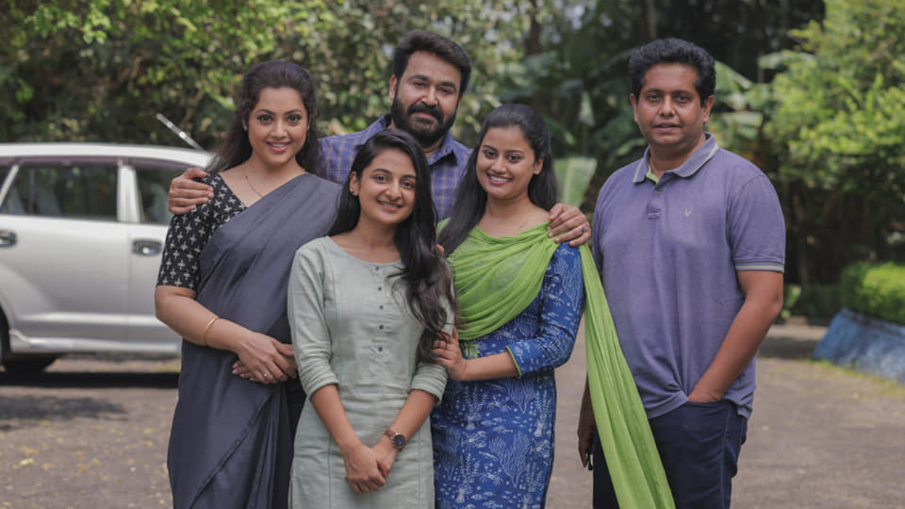 'Drishyam' lead actors with director Jeethu Joseph (extreme right). Credit: facebook.com/JeethuJosephOnline