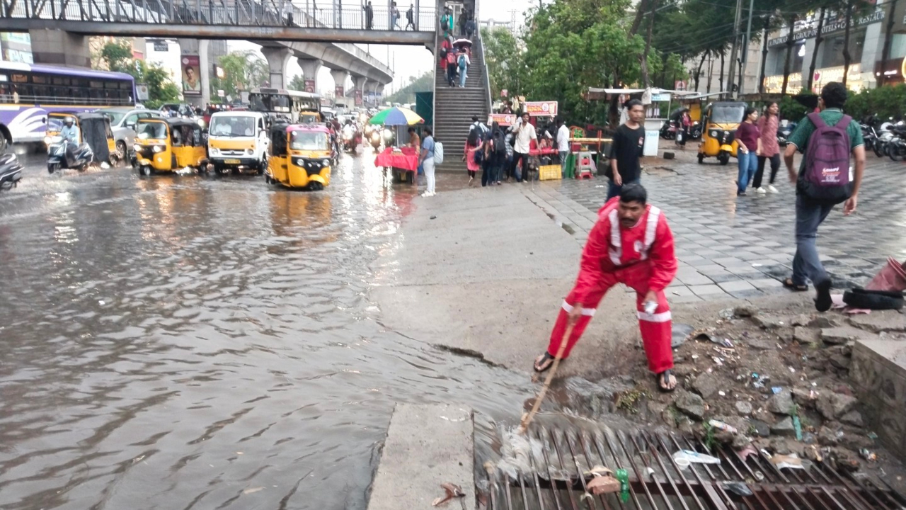 Streets were reportedly waterlogged in many areas. Credit: x.com/CYBTRAFFIC