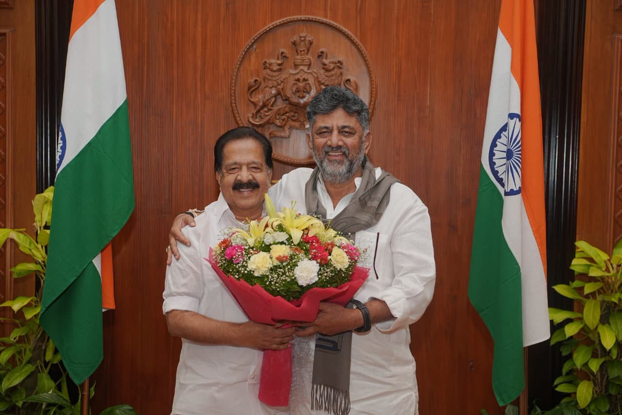 Karnataka promised support to Kerala in the fight against drugs. Pictured is Kerala Home Minister Ramesh Chennithala with Karnataka CM DK Shivakumar.