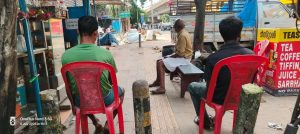 Ernakulam, 6 July: A teashop near Aluva Market has its seating arrangements on the footpath, forcing pedestrians to find alternatives.
