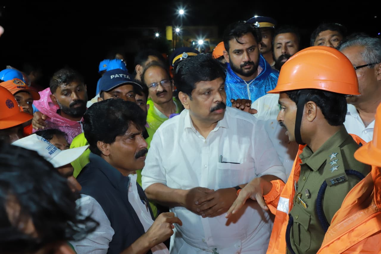 Agriculture Minister T Siddique and Revenue Minister AP Anilkumar at the scene on Tuesday night.