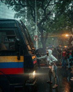 A woman, 27-year-old model Rhiya Ahir, preventing a police van from taking away protesters at Mumbai's Shivaji Park. (SudhirSuryawanshi/X)