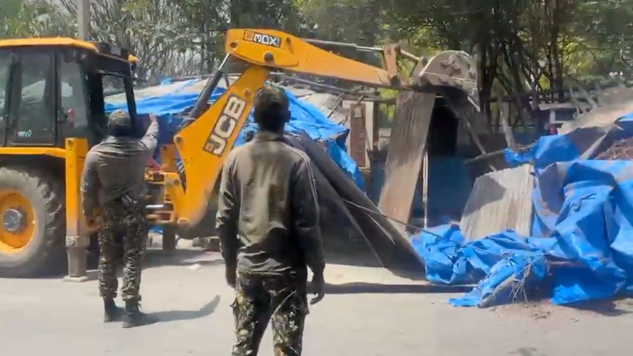 The Greater Bengaluru Authority removed roadside stalls as part of Safe Footpath Campaign.