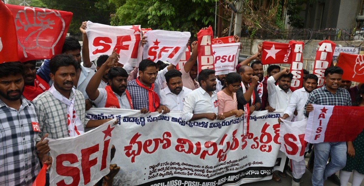 Telangana student union leaders lay siege to ministers' residential complex