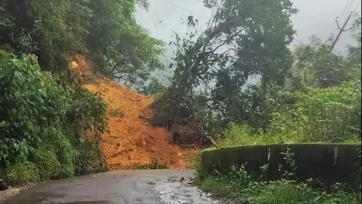 Hillside collapse shuts Mananthavady–Boys Town–Iritty road in Wayanad as heavy rain persists
