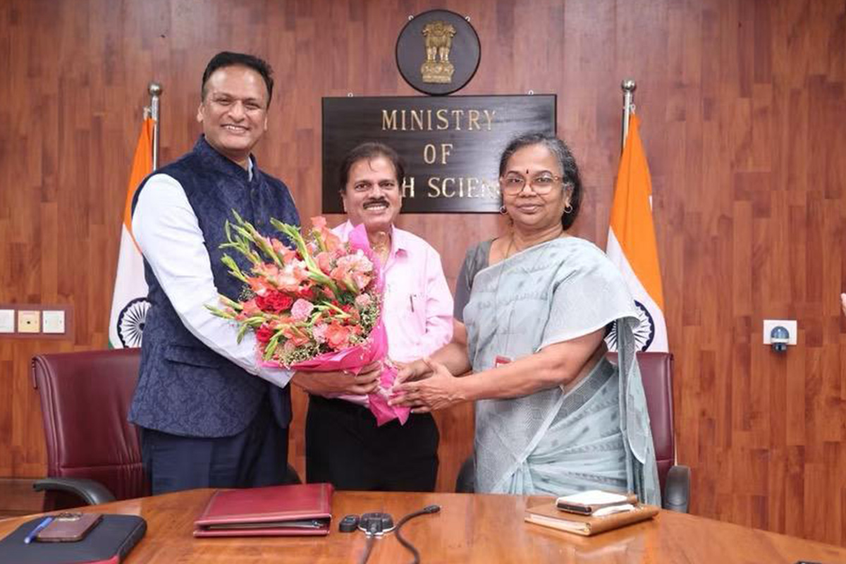 Dr T Srinivasa Kumar taking over charge from Dr N Kalaiselvi, (who held additional charge), DG, CSIR.