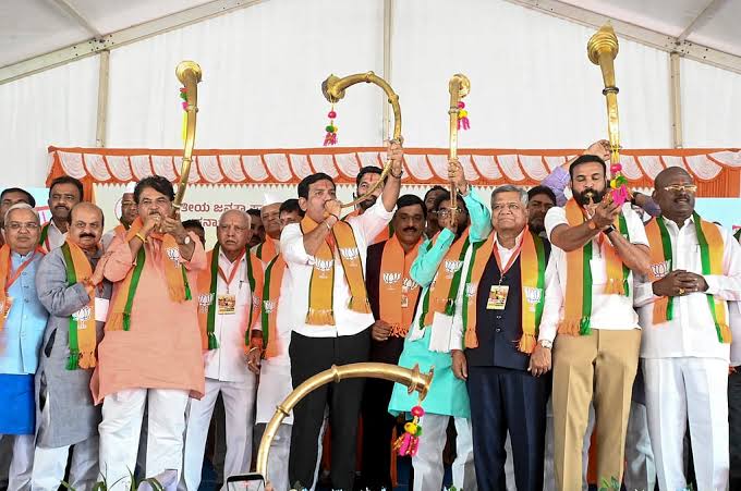 BJP leaders buried their differences and came together as the Ballari Chalo rally concluded.