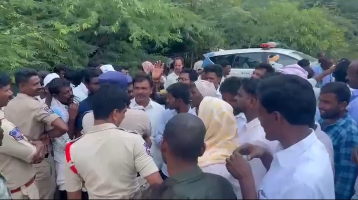 Police prevented the farmers from reaching the dam.
