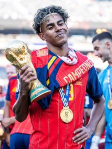 Lamine Yamal with the World Cup.