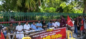 Madhyamam journalists protest in front of the Secretariat with KUWJ and KNEF support