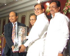 P. Chidambaram presents a trophy to R. Veeramani of Gem Granites, with E.V.K.S. Elangovan standing beside them at a CAPEXIL award ceremony.
