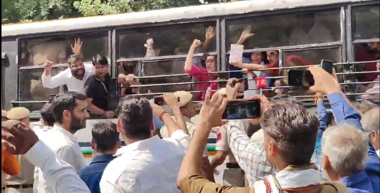 Police shifting detained protesters from Jantar Mantar.