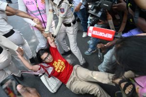 AISA's Neha Bora being dragged away from Jantar Mantar.