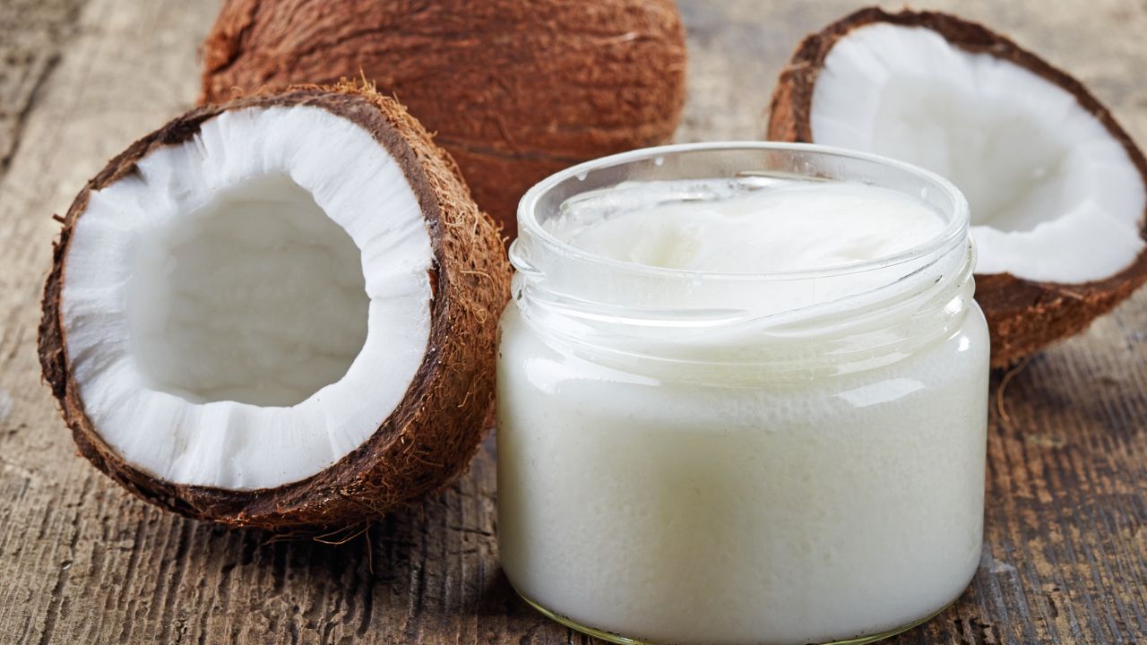 Coconut Oil: కొబ్బరి నూనె వల్ల చర్మం నల్లగా మారుతుందా? ఇందులో నిజం ఎంత?