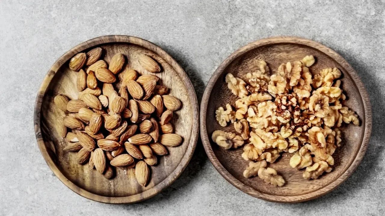 Almonds And Walnuts Benefits: బ్రెయిన్ షార్ప్ ను చేసే బాదం, వాల్ నట్. ఎలా తినాలంటే? Almonds And Walnuts Benefits: బ్రెయిన్ షార్ప్ ను చేసే బాదం, వాల్ నట్. ఎలా తినాలంటే?
