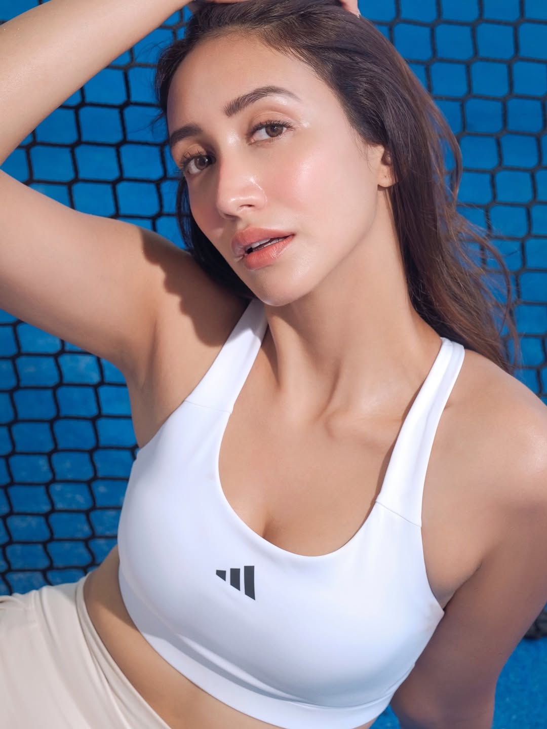 Shreya Chaudhry 1995లో బెంగాలోని కోల్ కతాలో జన్నించింది
