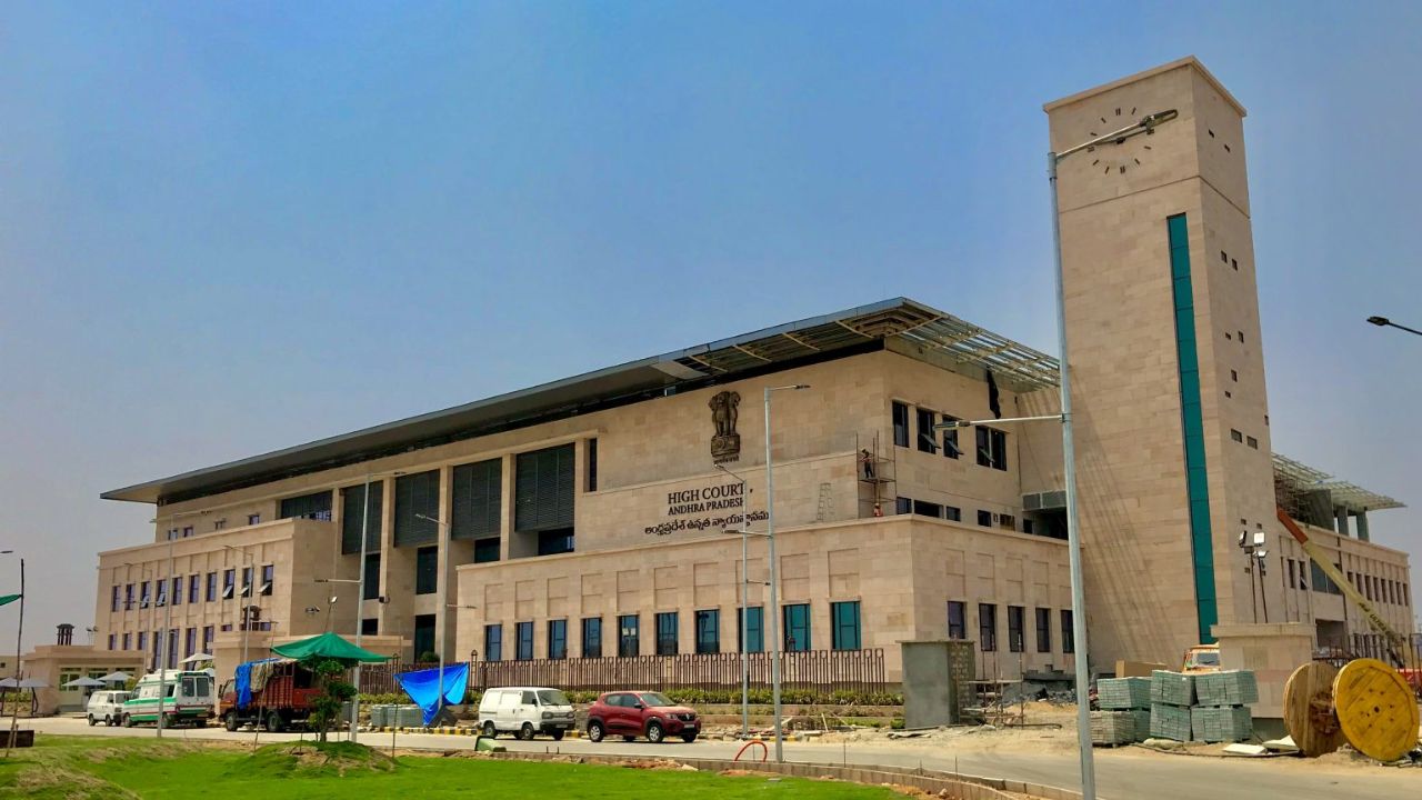 AP High Court: వారిని లోకల్ గానే పరిగణించండి.. ఎన్టీఆర్ వర్సిటీకి హైకోర్టు ఆదేశం