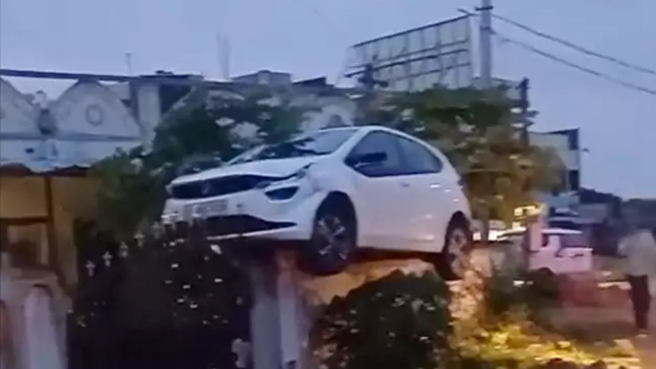 Car Accident In Shambhipur: ఇంటి గోడెక్కిన కారు.. వీడియో వైరల్