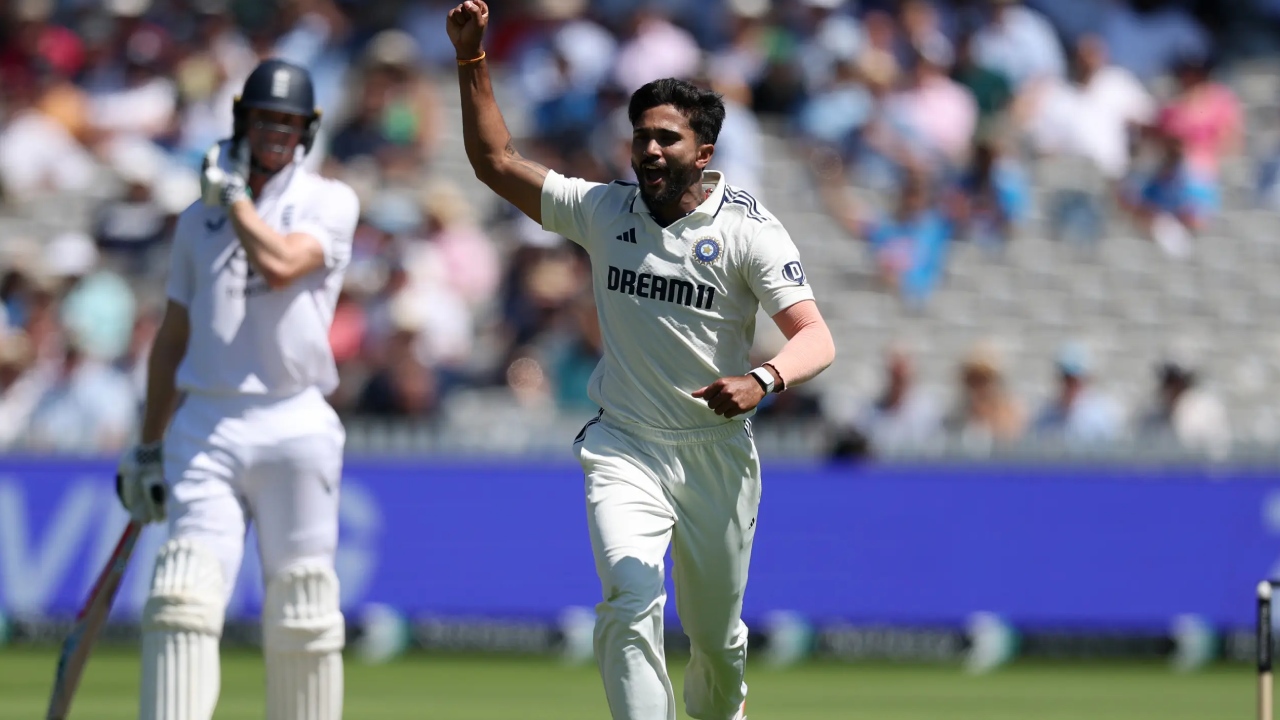 IND vs ENG : ఒకే ఓవర్లో ఇద్దరు ఓపెనర్లను ఔట్ చేసి ఇంగ్లాండ్ వెన్ను విరిచిన తెలుగు కుర్రాడు IND vs ENG : ఒకే ఓవర్లో ఇద్దరు ఓపెనర్లను ఔట్ చేసి ఇంగ్లాండ్ వెన్ను విరిచిన తెలుగు కుర్రాడు