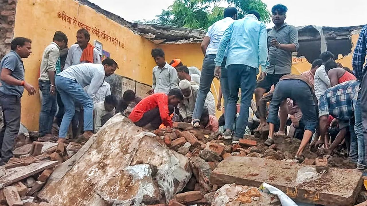 Rajasthan School Collapse: ఘోర విషాదం.. కుప్పకూలిన స్కూల్ పైకప్పు Rajasthan School Collapse: ఘోర విషాదం.. కుప్పకూలిన స్కూల్ పైకప్పు
