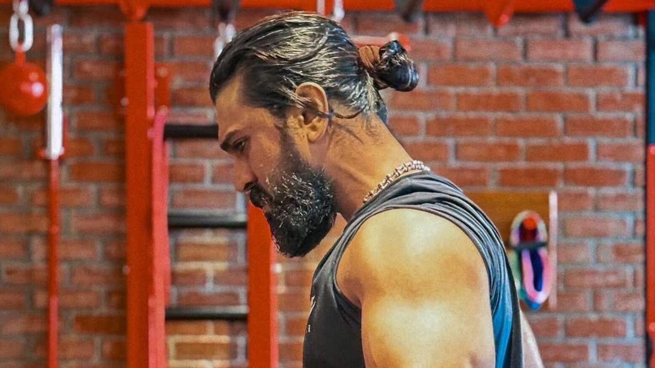 Ram Charan: పెద్దిలో రామ్ చరణ్ స్టన్నింగ్ లుక్ వైరల్ Ram Charan: పెద్దిలో రామ్ చరణ్ స్టన్నింగ్ లుక్ వైరల్