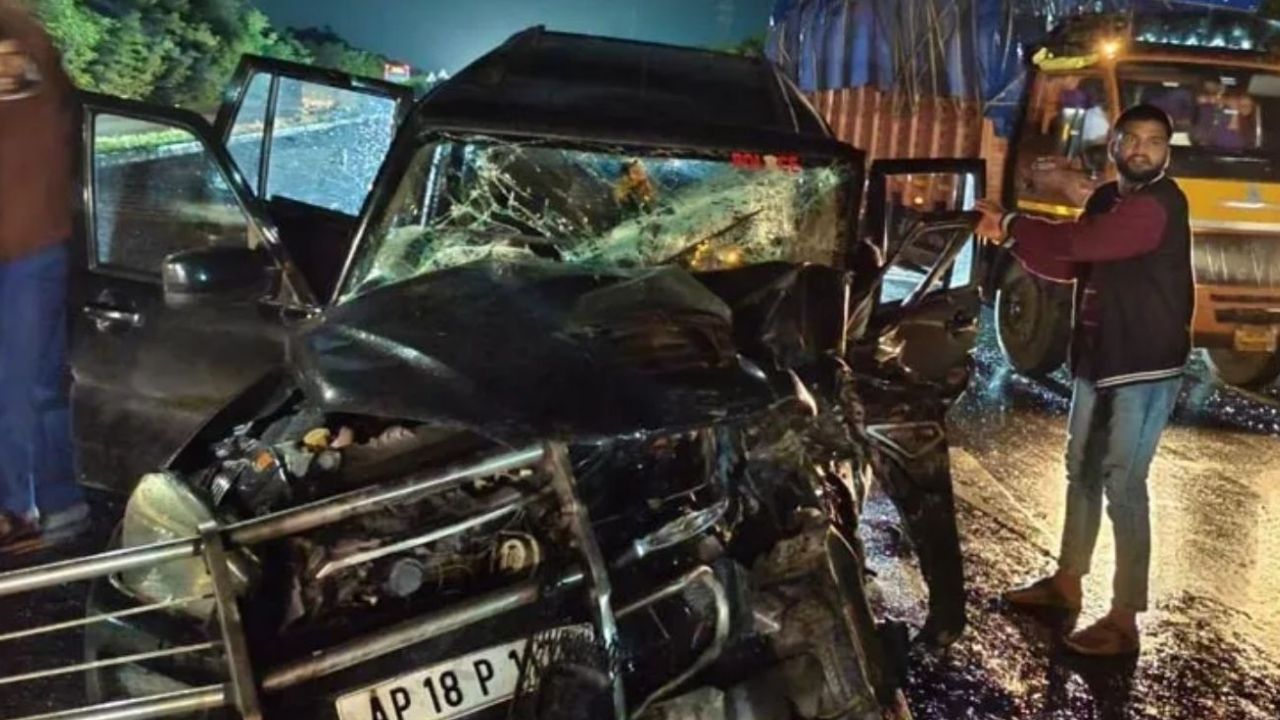 Road Accident: ఘోర రోడ్డు ప్రమాదం.. ఏపీకి చెందిన ఇద్దరు డీఎస్పీలు మృతి Road Accident: ఘోర రోడ్డు ప్రమాదం.. ఏపీకి చెందిన ఇద్దరు డీఎస్పీలు మృతి