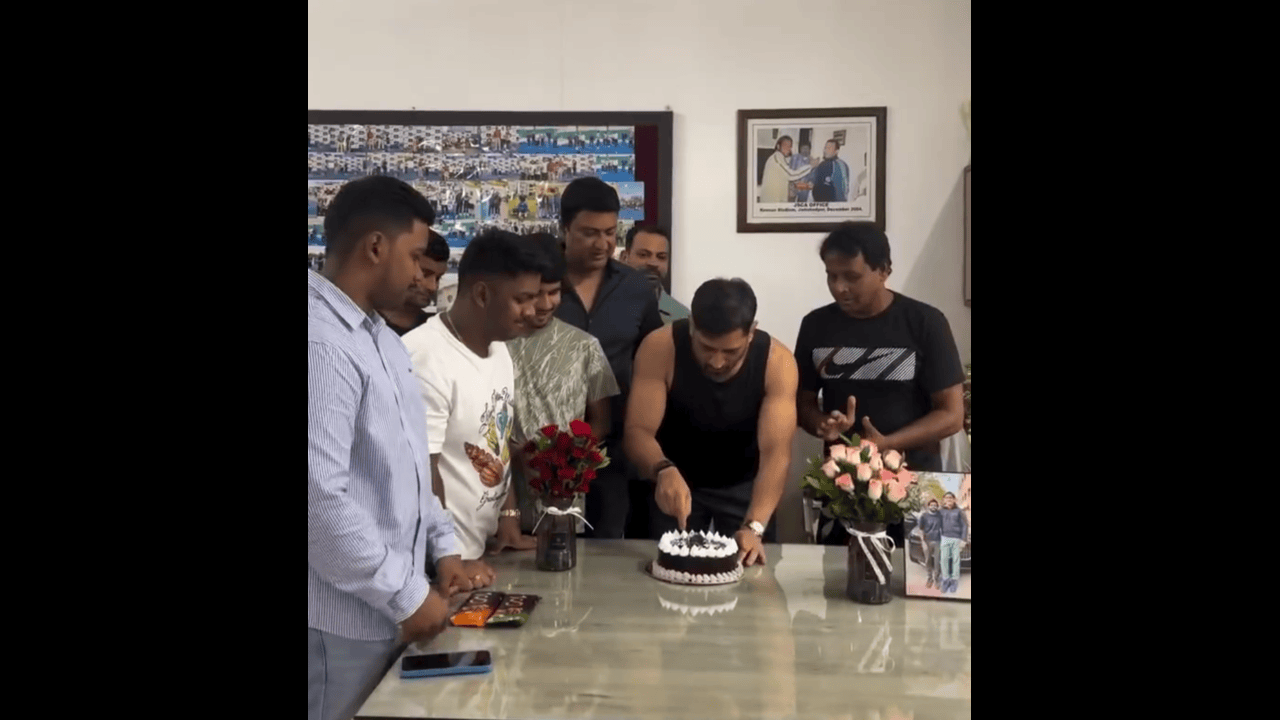 MS Dhoni Birthday: సింప్లిసిటీకి కేరాఫ్ ధోని.. క్రికెట్ చరిత్రలో ఓ పేజీ ఆయన సొంతం MS Dhoni Birthday: సింప్లిసిటీకి కేరాఫ్ ధోని.. క్రికెట్ చరిత్రలో ఓ పేజీ ఆయన సొంతం