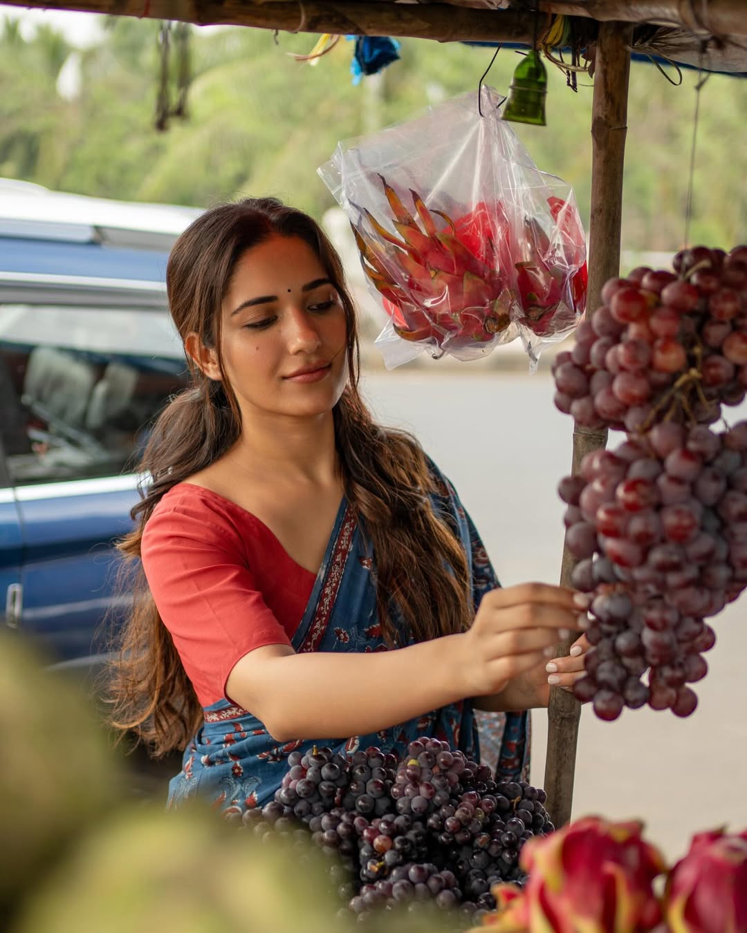 ruhani sharma ఇప్పడు హాట్ లుక్స్ తో ప్రేక్షకులను కవ్విస్తుంది