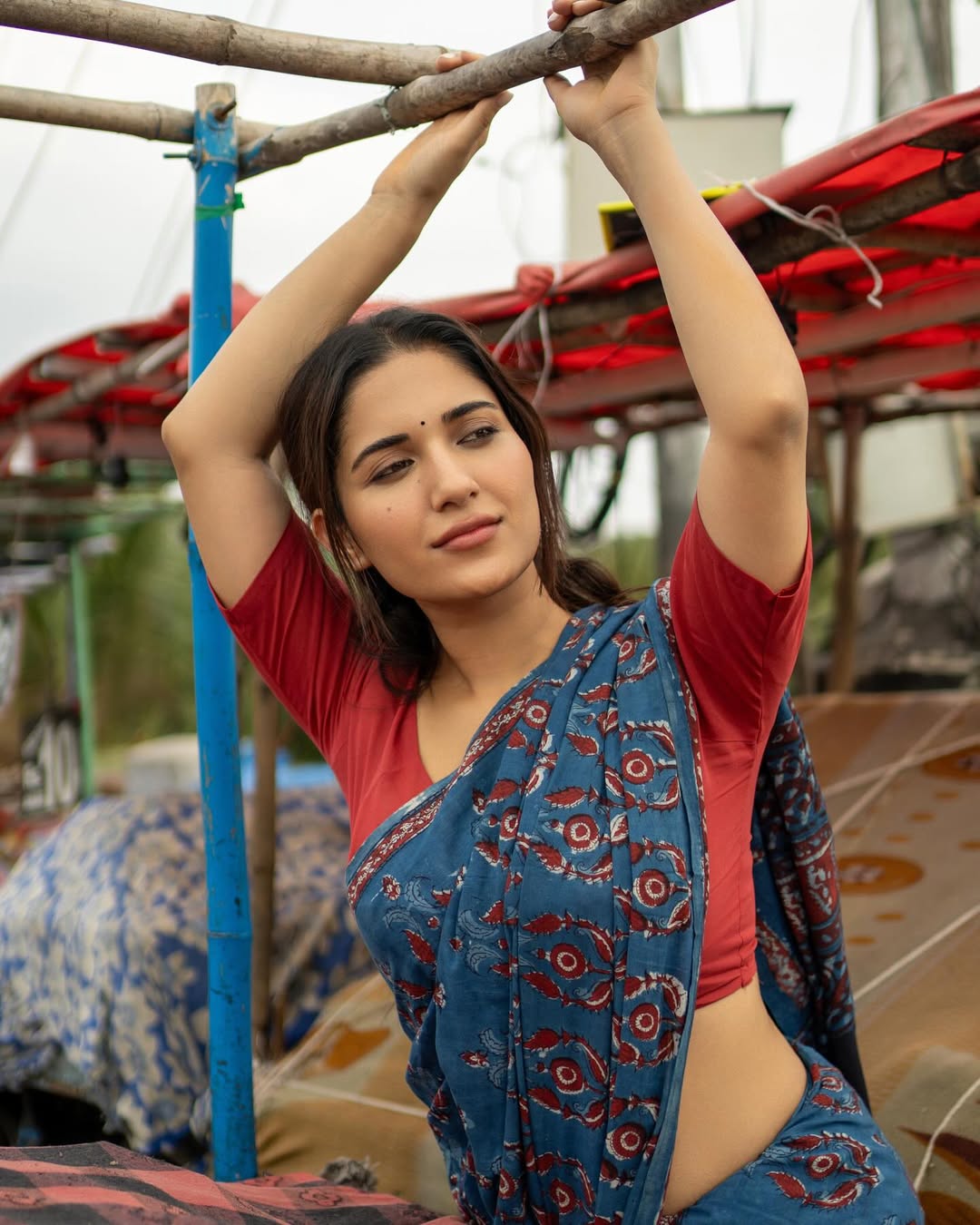 ruhani sharma కెరీర్ బిగినింగ్ లో పద్దతిగా డీ గ్లామర్ రోల్ లో చేసింది