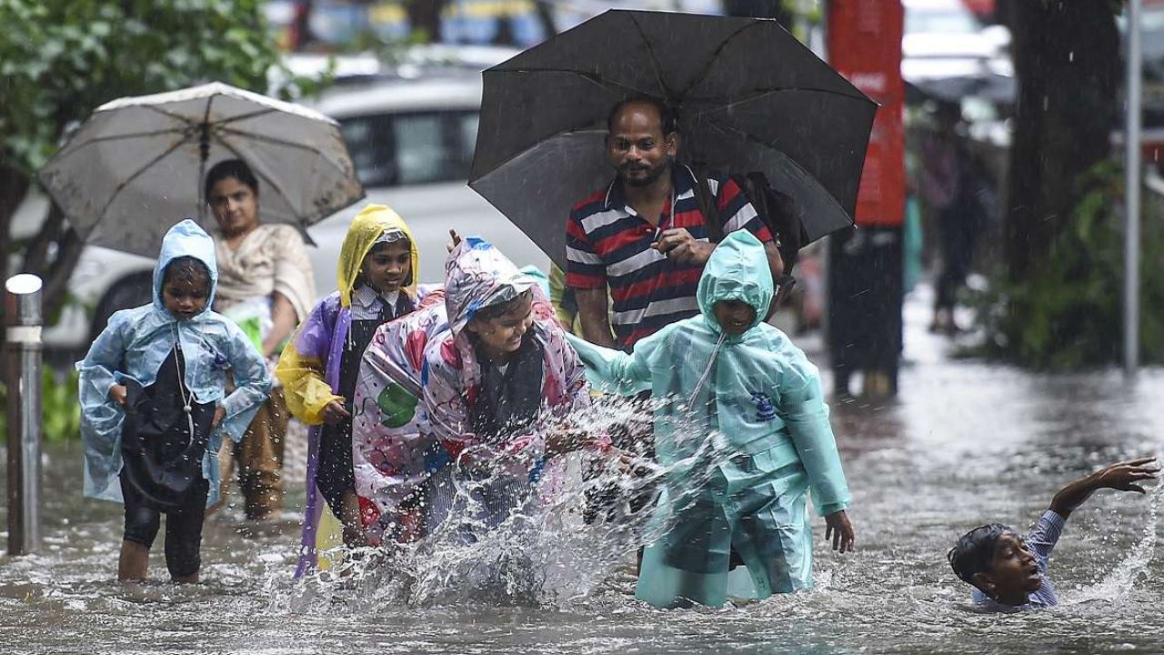 Telangana Heavy Rains: తెలంగాణలో భారీ వర్షాలు.. సీఎం రేవంత్ రెడ్డి కీలక ఆదేశాలు Telangana Heavy Rains: తెలంగాణలో భారీ వర్షాలు.. సీఎం రేవంత్ రెడ్డి కీలక ఆదేశాలు