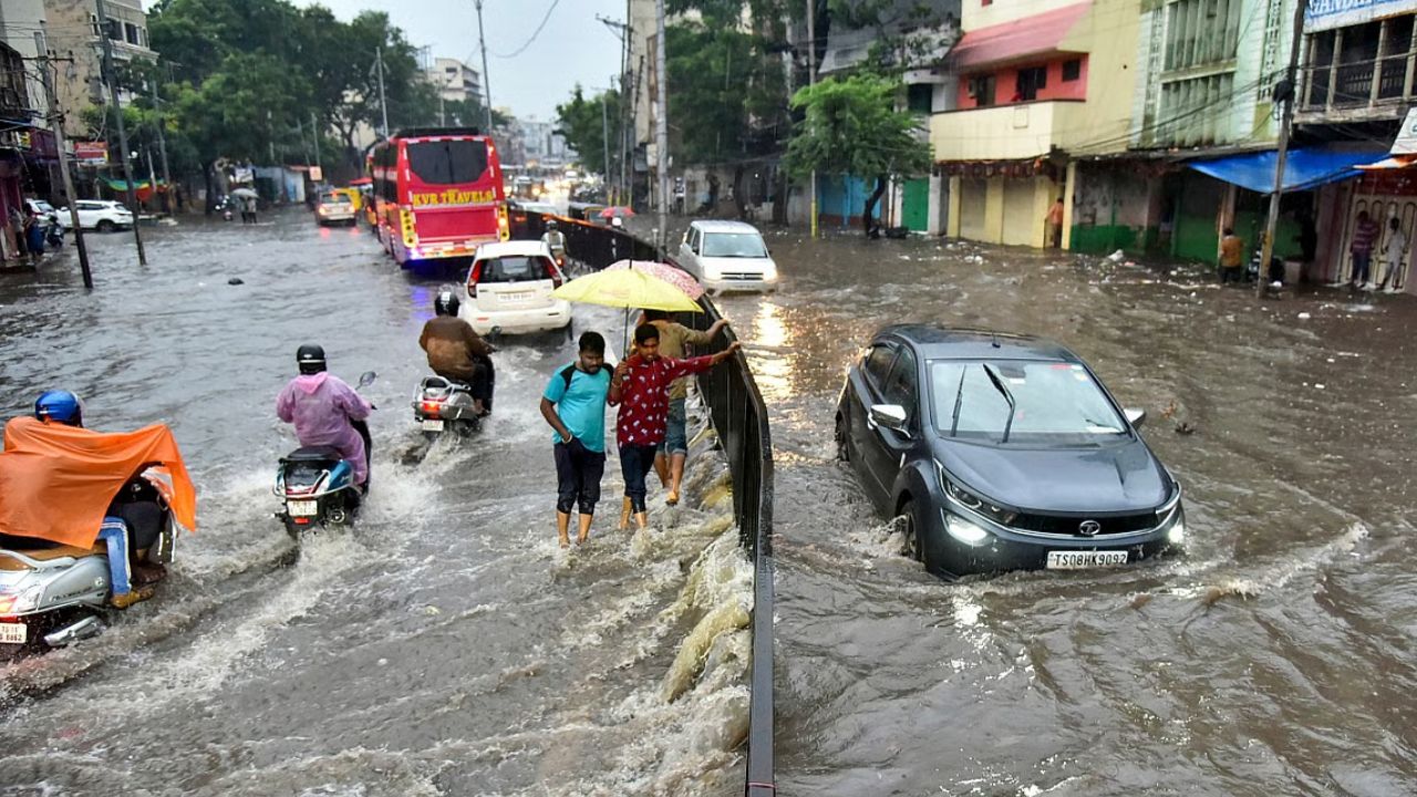Telangana Rains: తెలంగాణలో ఆ జిల్లాలకు భారీ వర్ష హెచ్చరిక