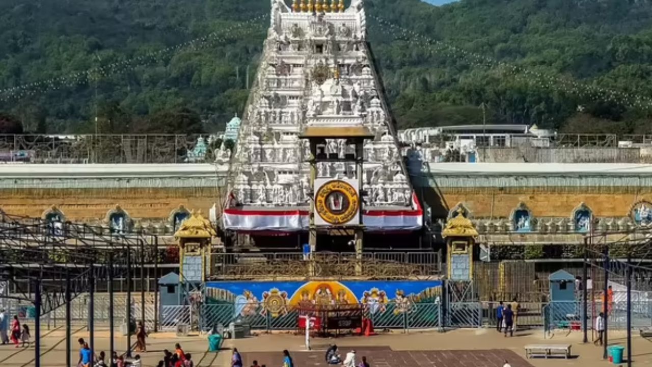 Tirupati : సెలవు పెట్టకుండా రూ.2000వేలతోనే తిరుపతి టూర్.. ఎలా స్టార్ట్ చేయాలి? ఎప్పుడు తిరిగి రావాలి? Tirupati : సెలవు పెట్టకుండా రూ.2000వేలతోనే తిరుపతి టూర్.. ఎలా స్టార్ట్ చేయాలి? ఎప్పుడు తిరిగి రావాలి?
