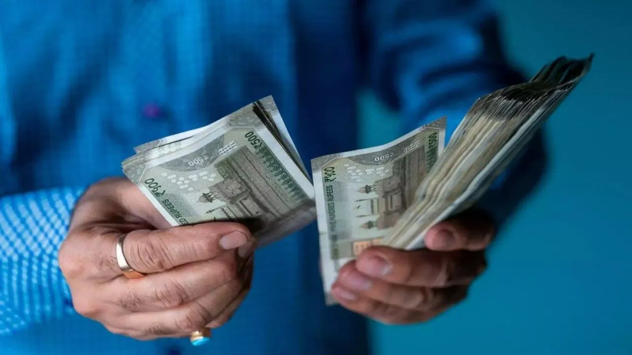 Financial Freedom:నెలాఖరున డబ్బుల్లేక ఇబ్బందా? ధనవంతులు కావాలంటే ఈ 5 చిట్కాలు పాటించండి Financial Freedom:నెలాఖరున డబ్బుల్లేక ఇబ్బందా? ధనవంతులు కావాలంటే ఈ 5 చిట్కాలు పాటించండి