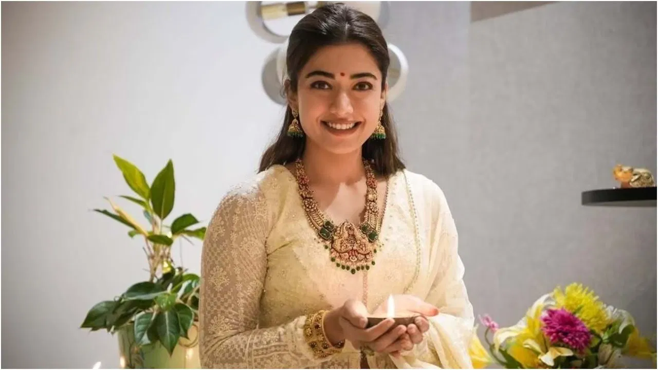 Rashmika : మరో వివాదంలో చిక్కుకున్న రష్మిక మందన్నా.. ఇంతకీ అలా ఎందుకు అనాల్సి వచ్చిందో ? Rashmika : మరో వివాదంలో చిక్కుకున్న రష్మిక మందన్నా.. ఇంతకీ అలా ఎందుకు అనాల్సి వచ్చిందో ?