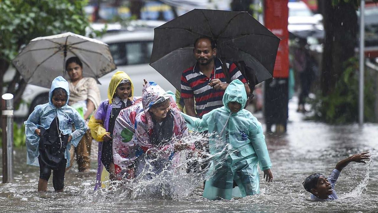 Telangana Rains: వచ్చే 3 రోజులు భారీ వర్షాలు.. స్కూళ్లు, కాలేజీలకు సెలవు..