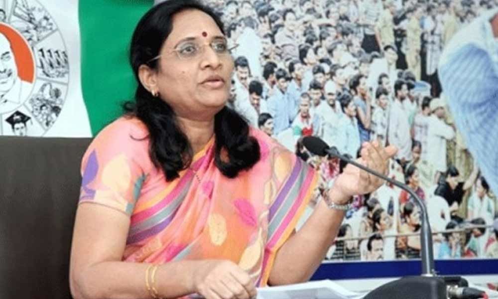 సీఎంను కలిసిన మహిళా కమిషన్ చైర్ పర్సన్ సీఎంను కలిసిన మహిళా కమిషన్ చైర్ పర్సన్