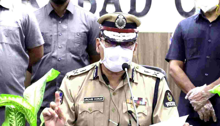 పేకాటలో పట్టుబడ్డ డబ్బులు గోల్మాల్..నలుగురు పోలీసులపై వేటు వేసిన సీపీ పేకాటలో పట్టుబడ్డ డబ్బులు గోల్మాల్..నలుగురు పోలీసులపై వేటు వేసిన సీపీ