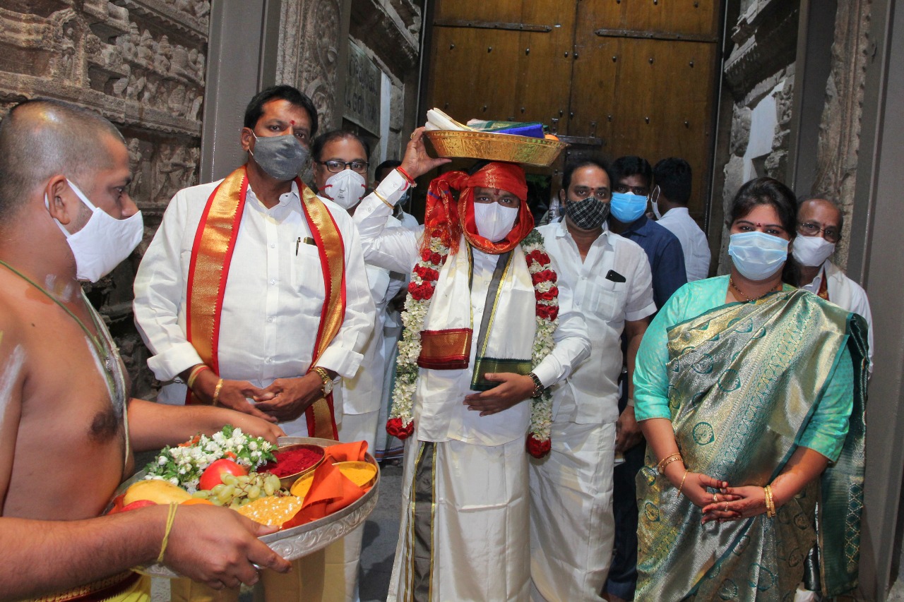 శ్రీ కోదండరామునికి ముత్యాల తలంబ్రాలు, పట్టు వస్త్రాల సమర్పణ శ్రీ కోదండరామునికి ముత్యాల తలంబ్రాలు, పట్టు వస్త్రాల సమర్పణ