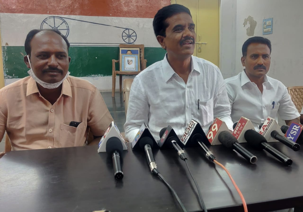కోవిడ్ నివారణకు కలెక్టర్ గారు చొరవ చూపాలి కోవిడ్ నివారణకు కలెక్టర్ గారు చొరవ చూపాలి