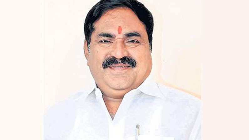 వర్షాలకు దెబ్బతిన్న రోడ్లకు వెంటనే మరమ్మతులు చేపట్టాలి వర్షాలకు దెబ్బతిన్న రోడ్లకు వెంటనే మరమ్మతులు చేపట్టాలి