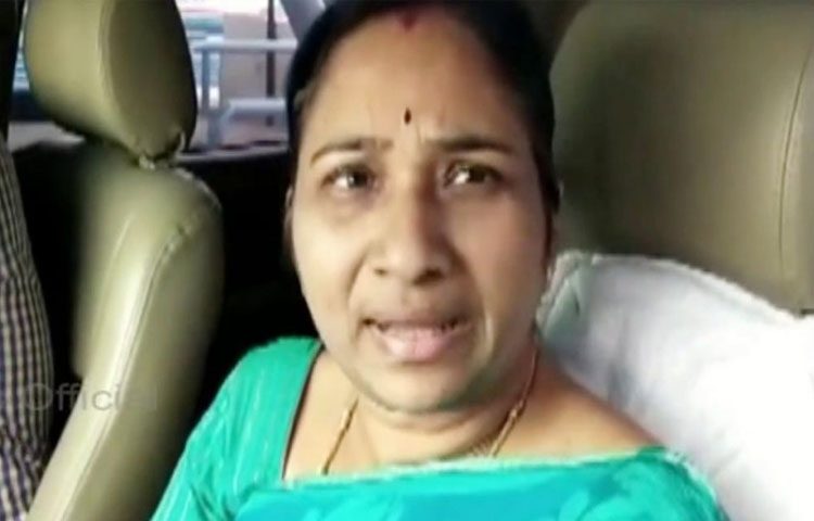 మాజీ మంత్రి భార్య పై హైదరాబాదులో కేసు మాజీ మంత్రి భార్య పై హైదరాబాదులో కేసు