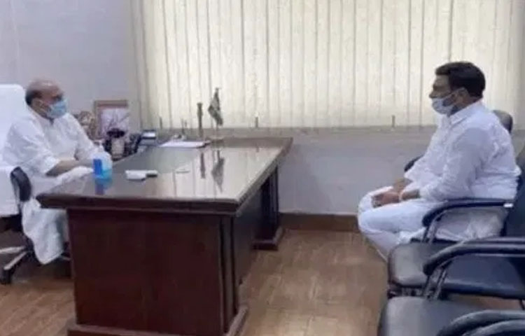 రక్షణ శాఖమంత్రి రాజ్నాథ్తో రఘురామ భేటీ రక్షణ శాఖమంత్రి రాజ్నాథ్తో రఘురామ భేటీ