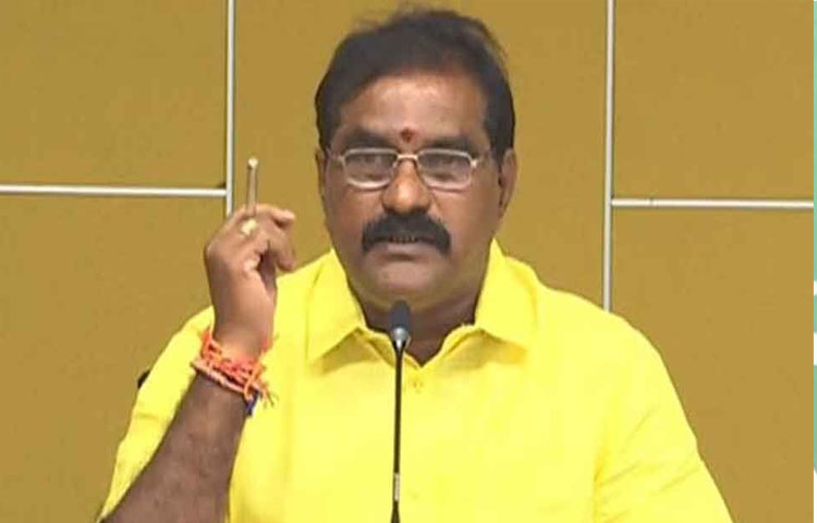 మద్యం షాపుల వద్ద భారీగా జనం మద్యం షాపుల వద్ద భారీగా జనం