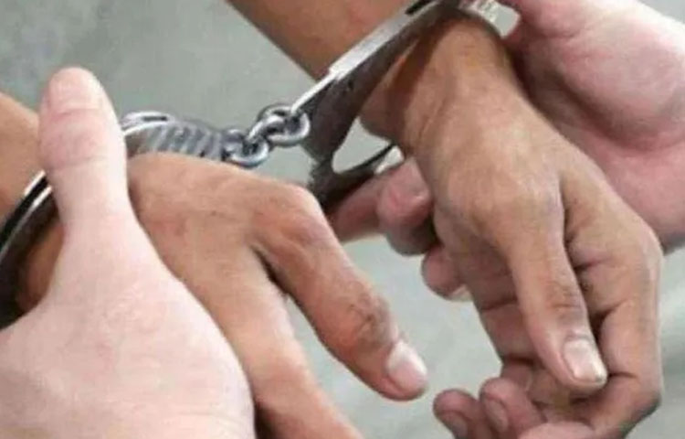 పేకాట రాయుళ్లపై పంజా విసిరిన పోలీసులు. పేకాట రాయుళ్లపై పంజా విసిరిన పోలీసులు.